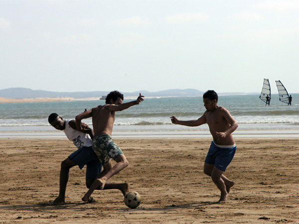 Voetbal op het strand