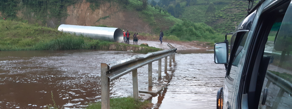 Op reis in Oeganda - met de auto door het water