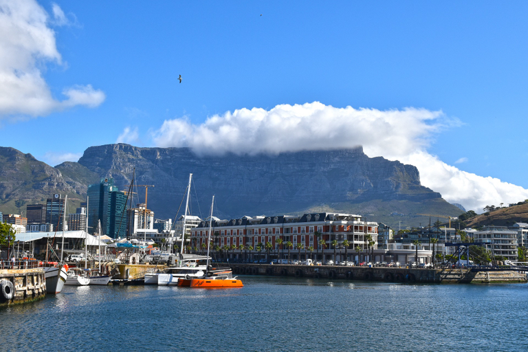 Kaapstad met tafelkleed op Tafelberg